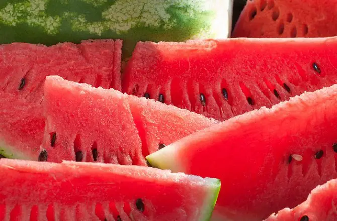 13 healthy reasons to eat watermelon every day